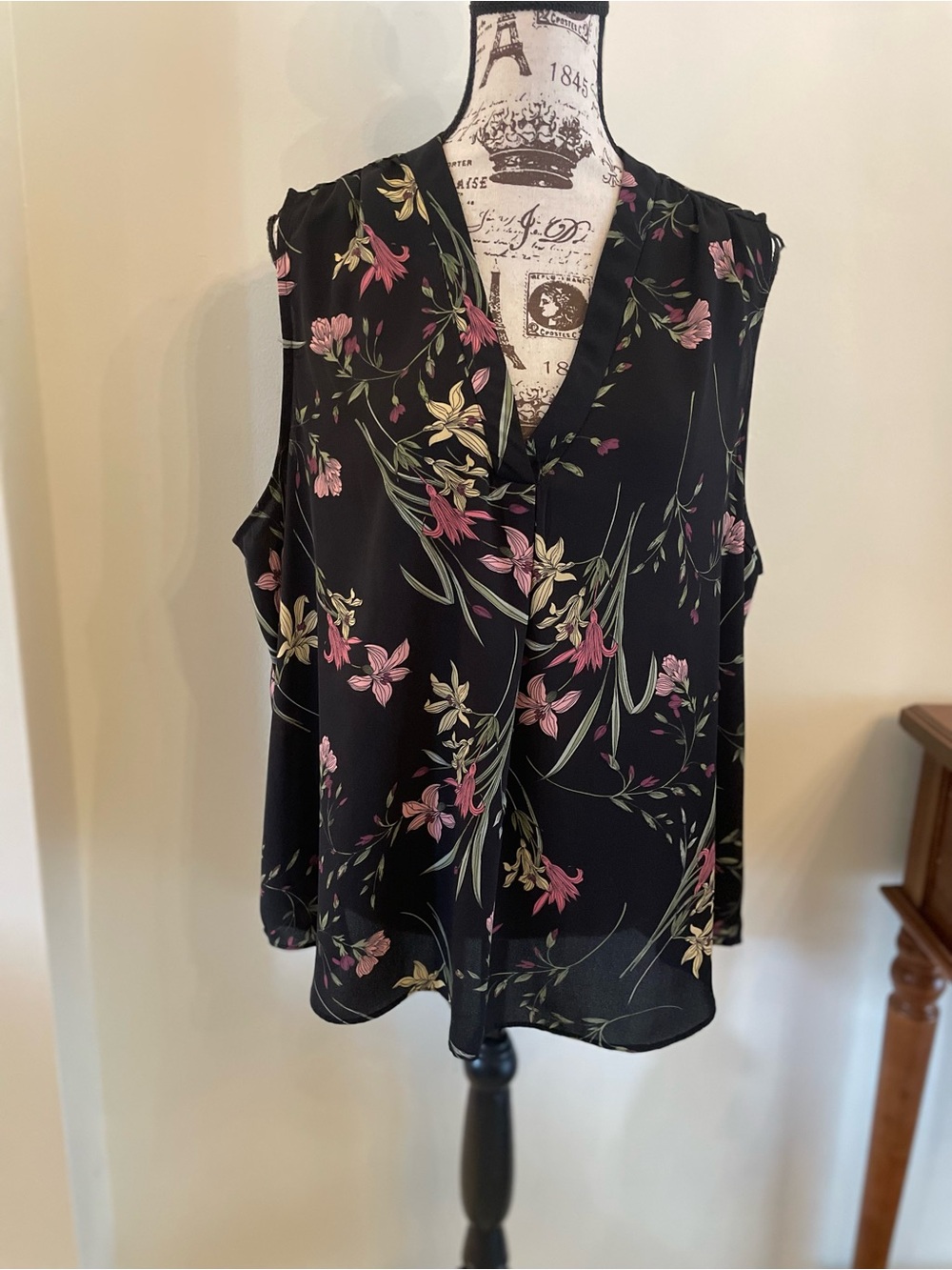 Vince Camuto Sleeveless black floral Blouse ~ XXL
